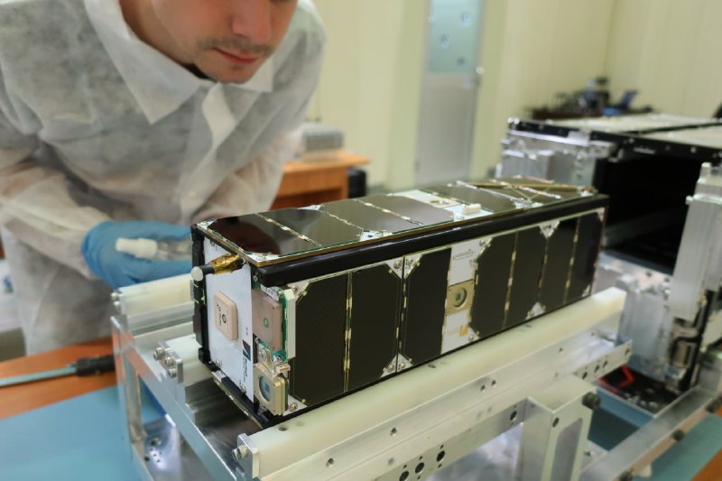 Снаряжение пусковых контейнеров спутниками. Август 2022 года. Байконур.